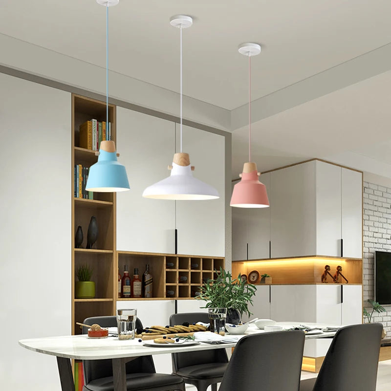 lampe suspendue moderne en bois avec abat-jour en aluminium décoratif