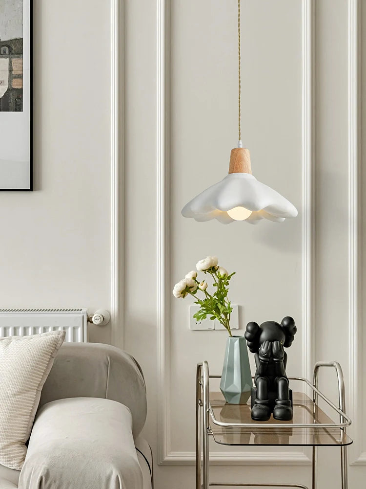 suspension LED style crème française idéale pour bar ou famille d'accueil
