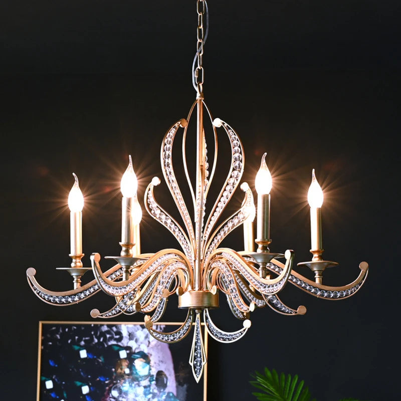 lustre en métal doré antique avec décoration en cristal
