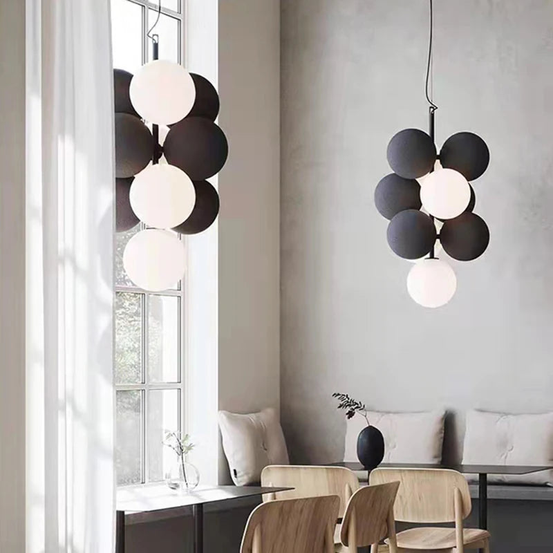suspension style avec cordon réglable et boule en pvc