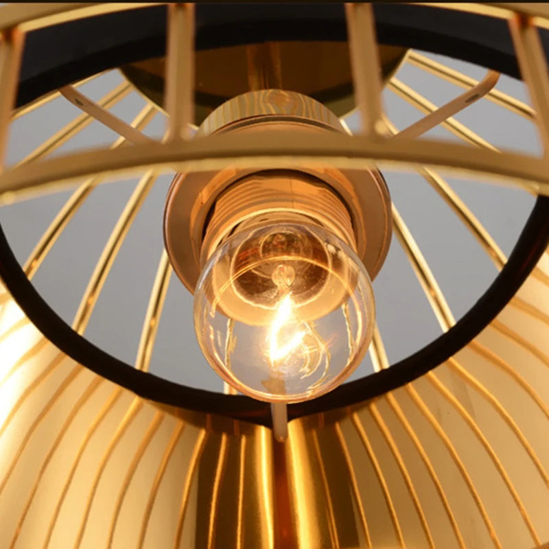 suspension vintage industrielle en fer doré pour bar ou loft