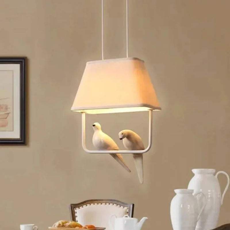 lustre créatif avec 3-4 têtes d'oiseau en tissu pour décoration