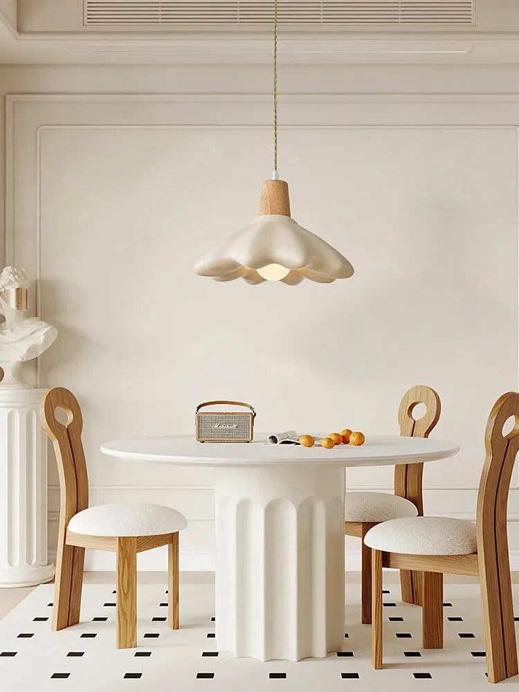 suspension LED style crème française idéale pour bar ou famille d'accueil