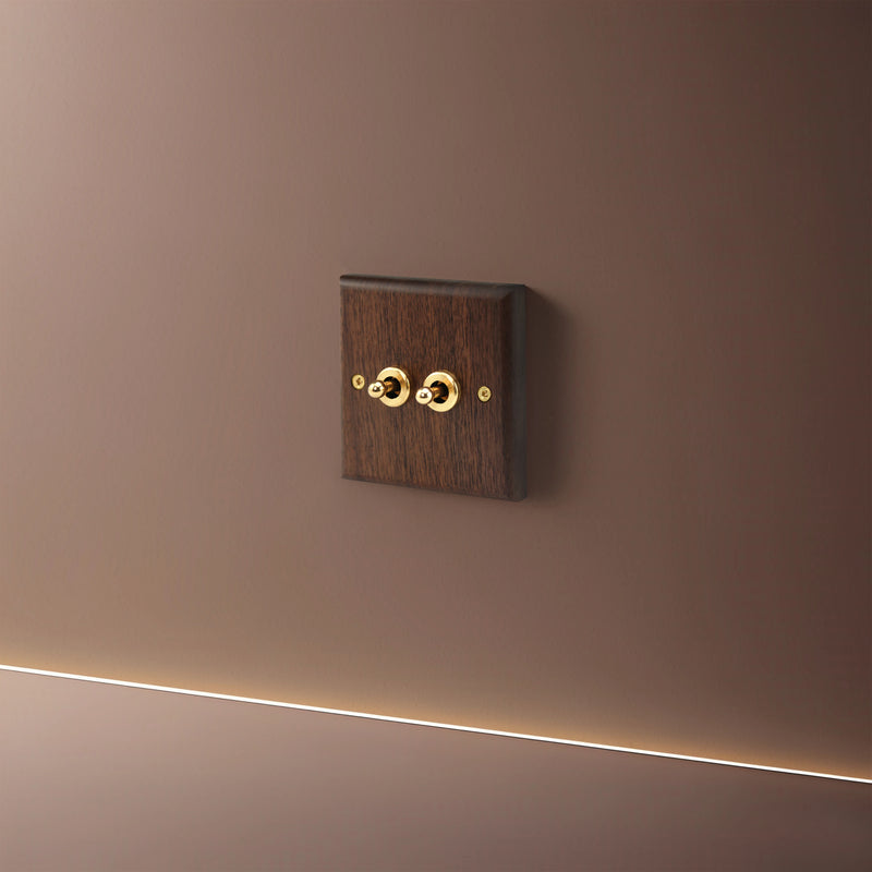 Prise électrique en bois et vis dorées