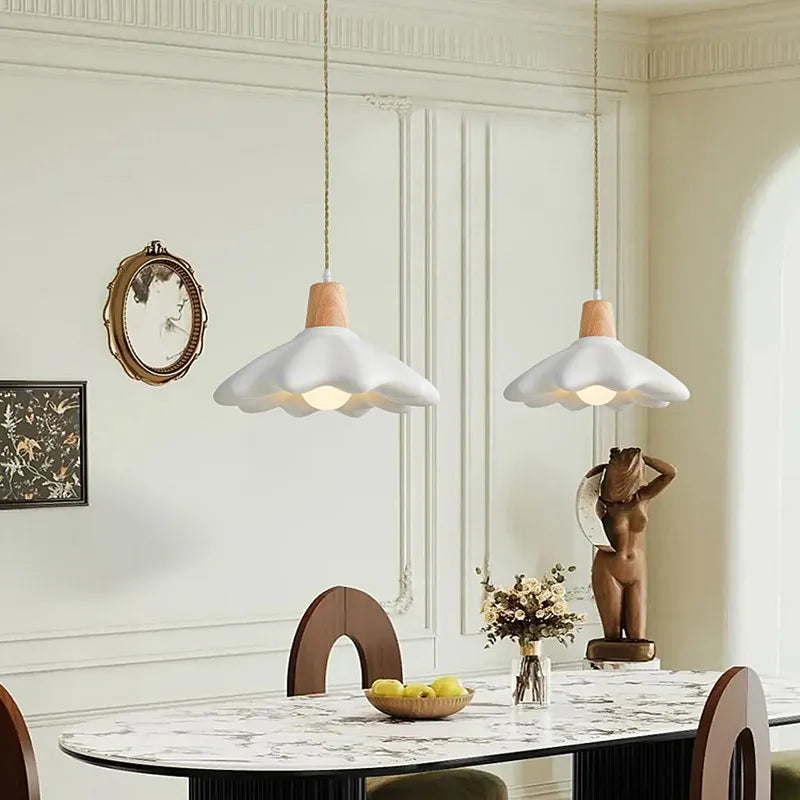 suspension LED style crème française idéale pour bar ou famille d'accueil