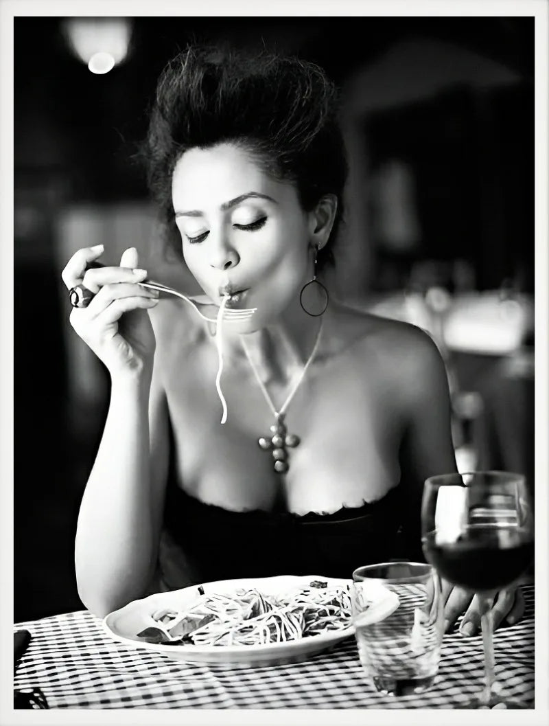 femmes buvant du vin et mangeant des spaghettis affiche décorative