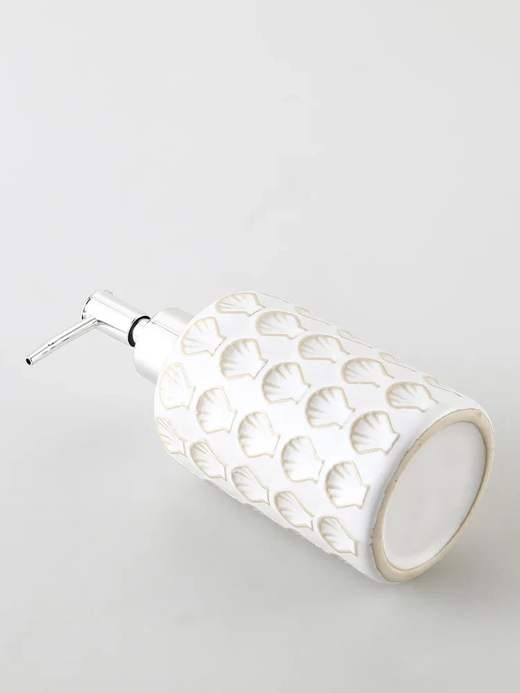 bouteille de lotion céramique en relief avec coquillages pour salle de bain