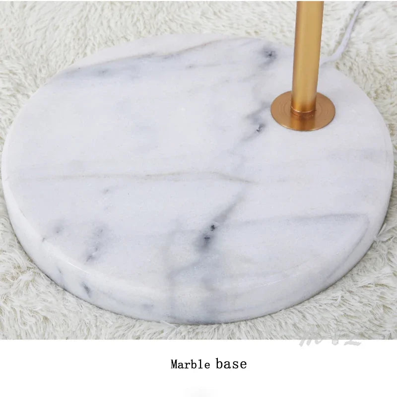 lampadaire-nordique-dor-avec-base-en-marbre-r-glable-2.png