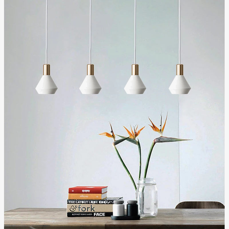 lustre-moderne-pour-salon-avec-lampe-main-2.png