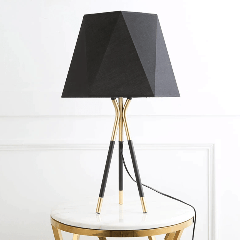 Lampe à poser design à LED en métal et abat-jour triangle style Loft Omi