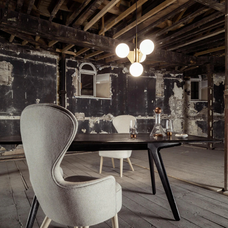 Lustre moderne pyramidale doré avec globes en verre luxury Ariana