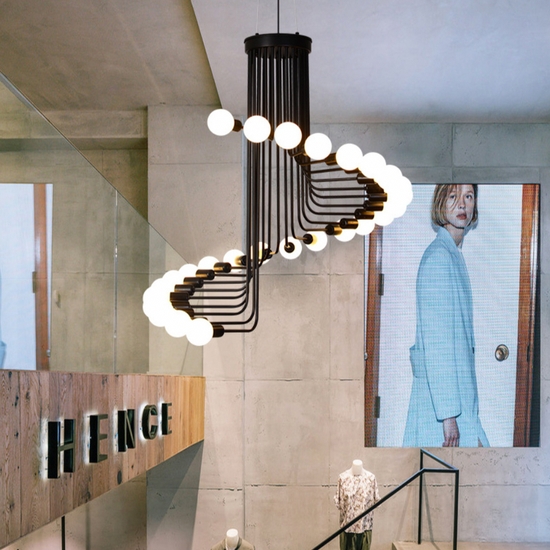Lustre design noir avec plusieurs branches en forme d'escalier