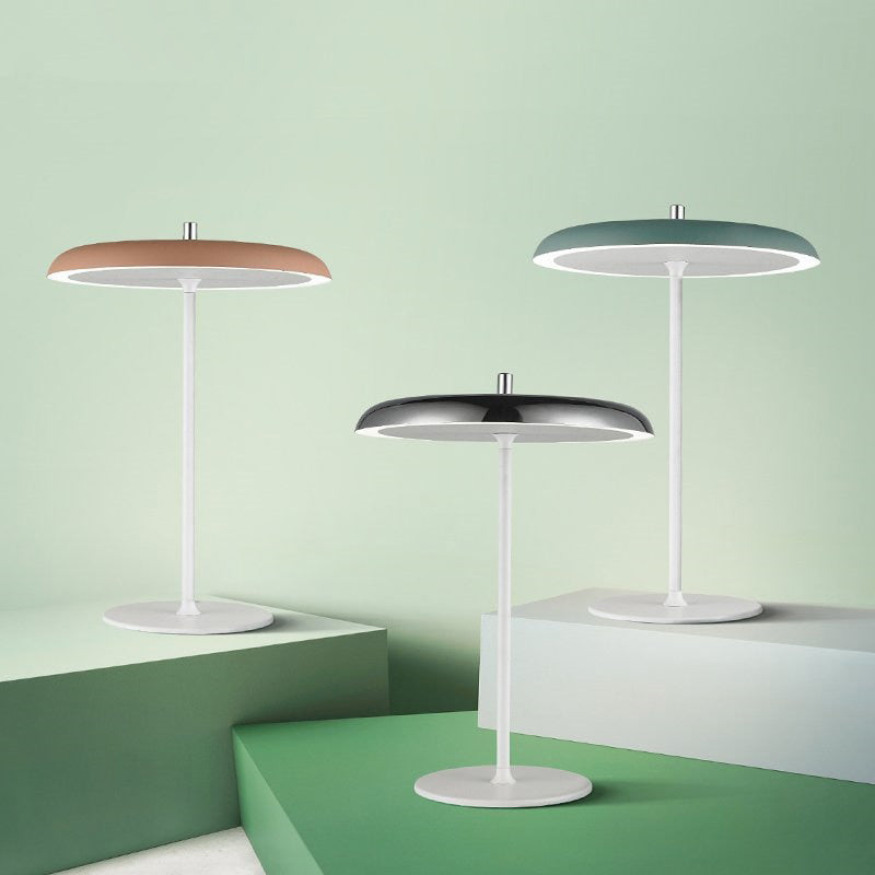 Lampe à poser design LED en métal avec abat-jour oval Leyra