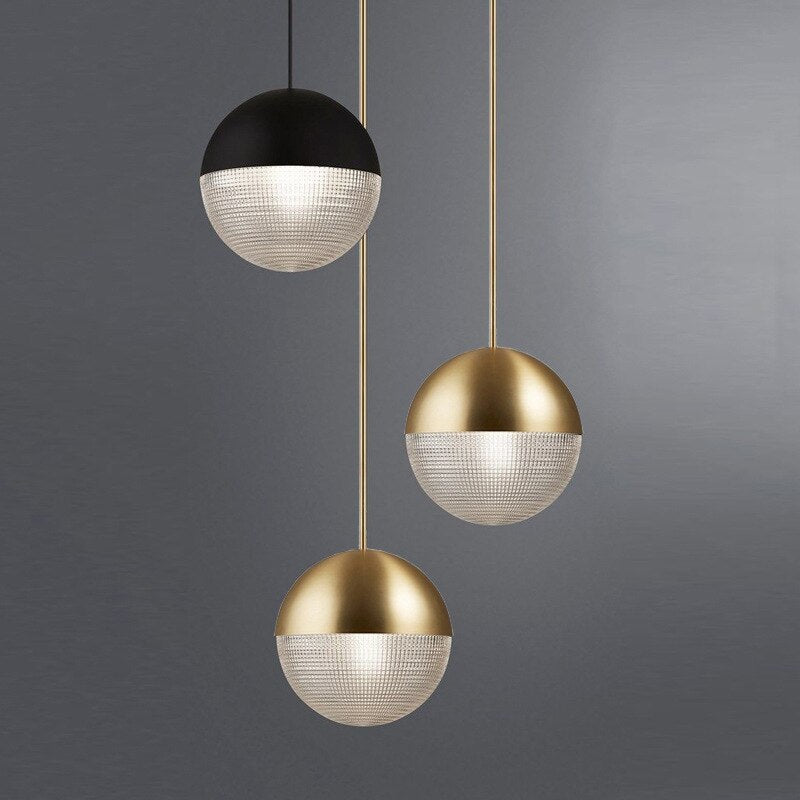 Suspension en verre et métal en forme de boule Reed