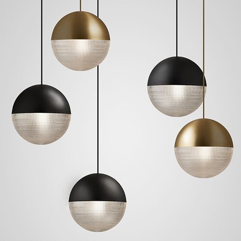Suspension en verre et métal en forme de boule Reed