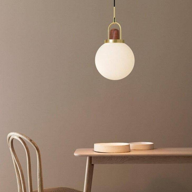 Suspension design LED avec boule en verre et métal doré