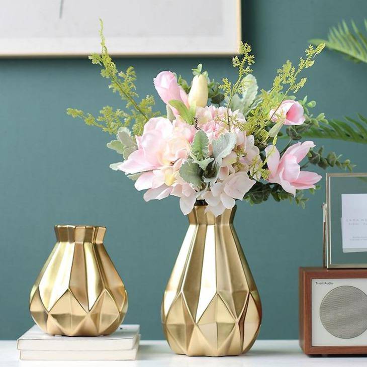 Vase design en métal doré aux formes géométriques Luxury