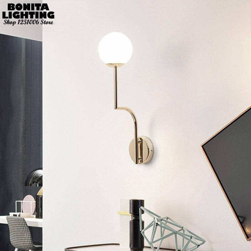 Applique murale design à LED dorée et boule en verre rétro