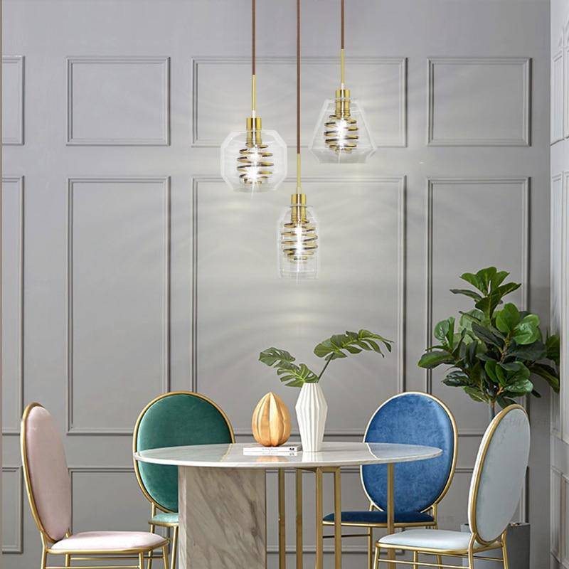Suspension design en verre avec spirale dorée