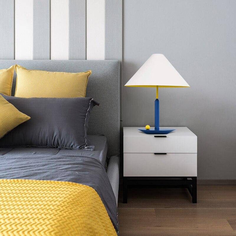 Lampe à poser moderne LED avec abat-jour conique blanc