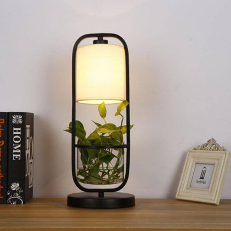 Lampe à poser LED avec abat-jour et plante