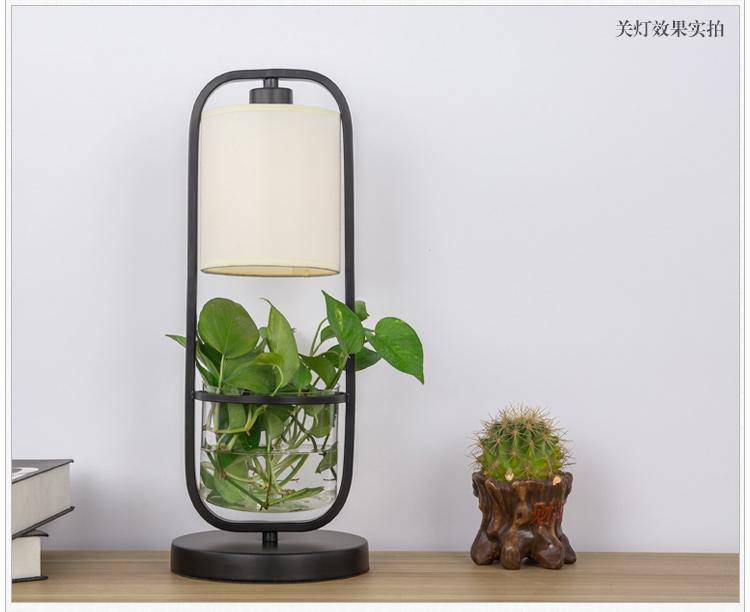 Lampe à poser LED avec abat-jour et plante