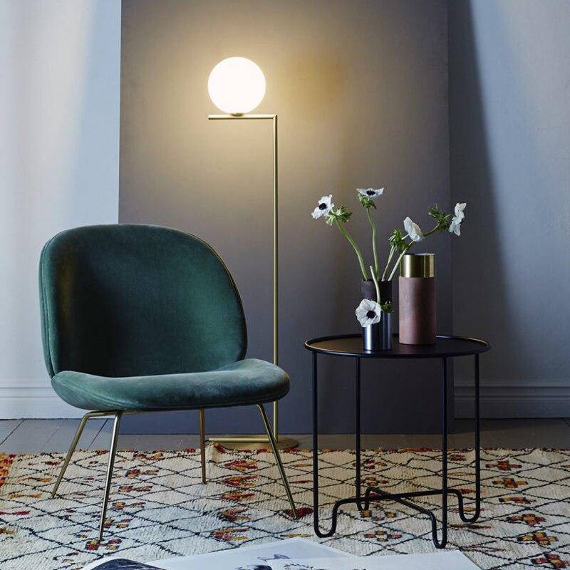 Lustre design avec boule en verre et tige de support Moderne