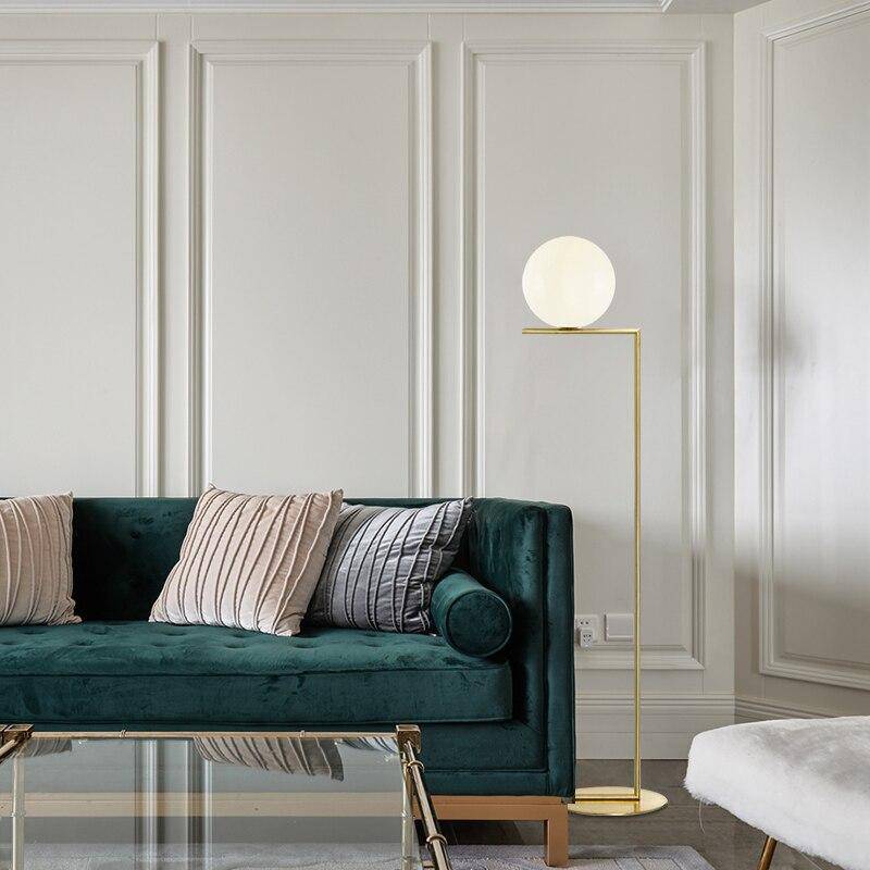 Lustre design avec boule en verre et tige de support Moderne
