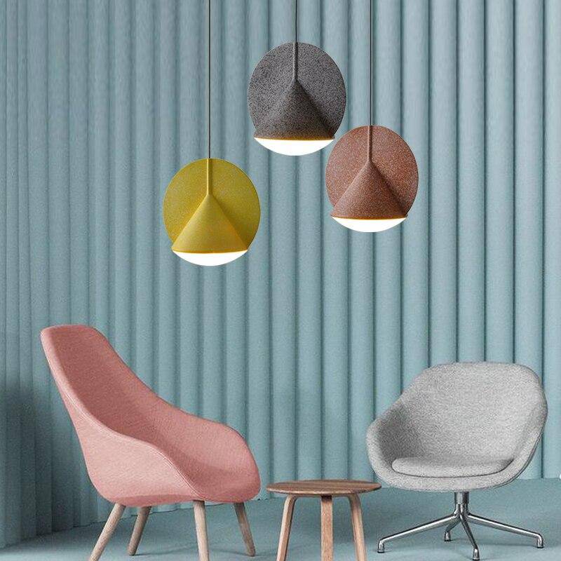 Suspension design cône dans un cercle en métal coloré LED