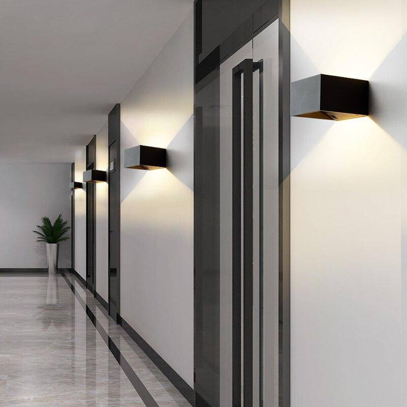 Applique murale design à LED avec abat-jour carré en métal Balcony