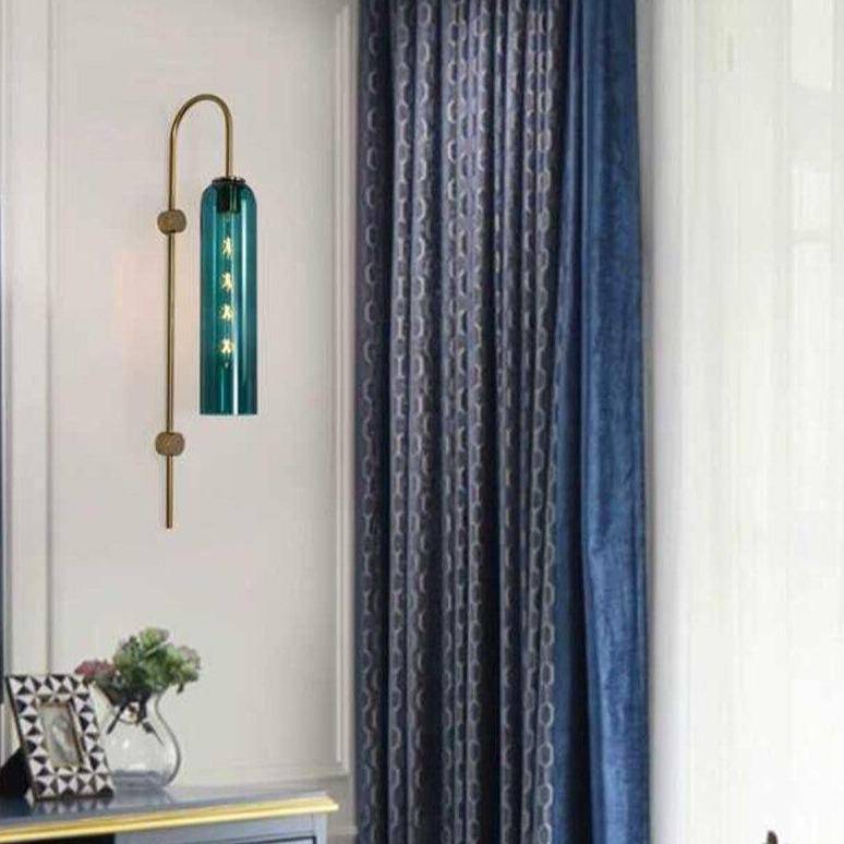 Applique murale design à LED avec abat-jour allongé en verre coloré et métal