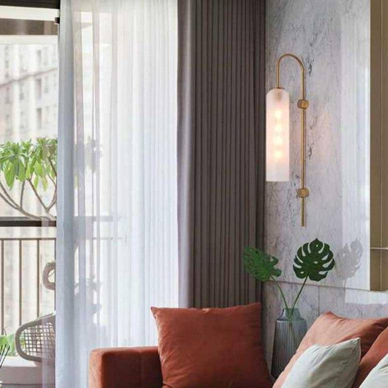 Applique murale design à LED avec abat-jour allongé en verre coloré et métal