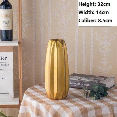 Vase design en céramique dorée au style géométrique