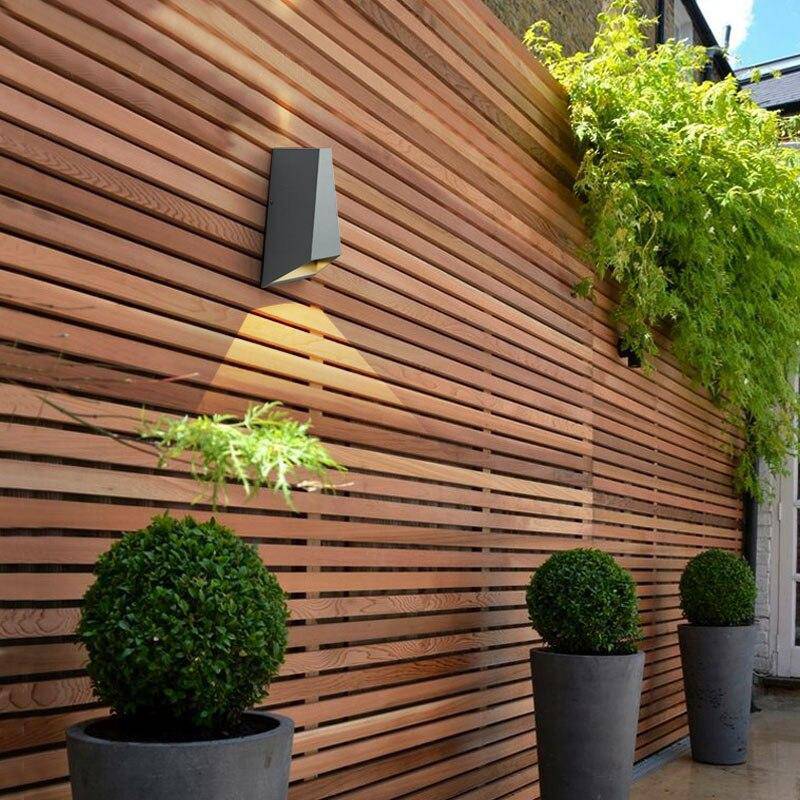 Applique murale design à LED avec abat-jour géométrique en métal gris Outdoor
