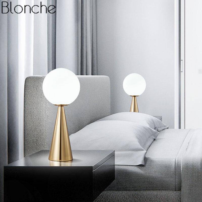 Lampe à poser design LED conique avec boule en verre