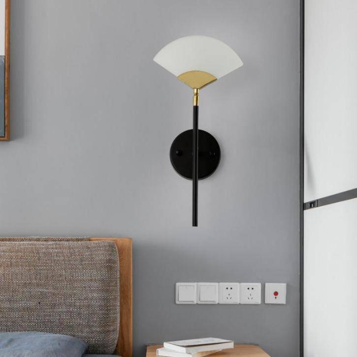 Applique murale design à LED en métal avec abat-jour triangle doré Chao