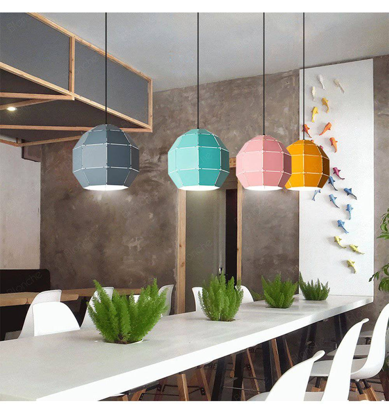 Suspension design LED sphère colorée en métal