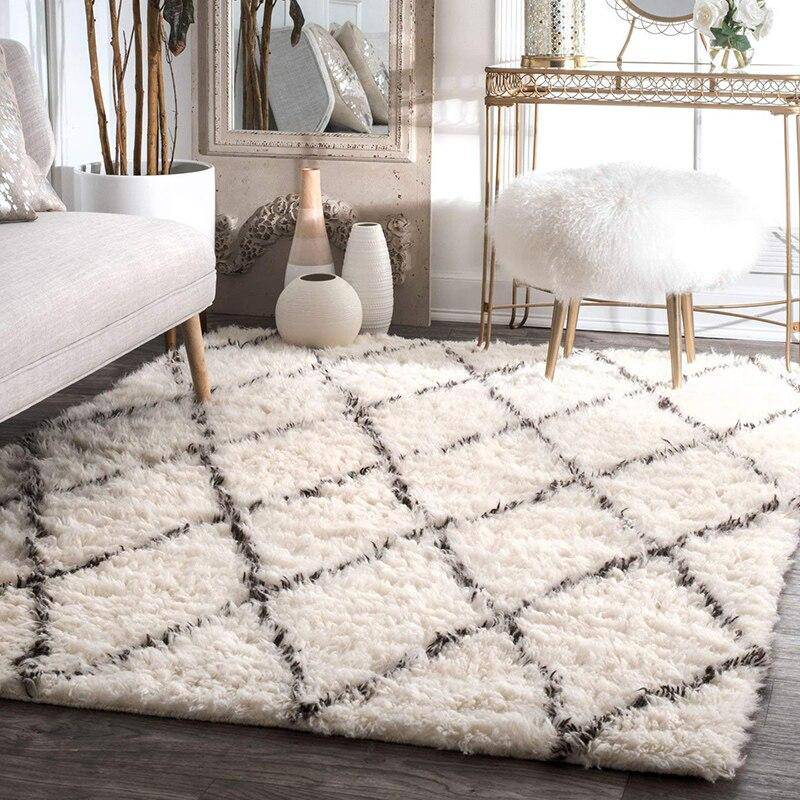Tapis shaggy rectangle blanc à quadrillage noirs
