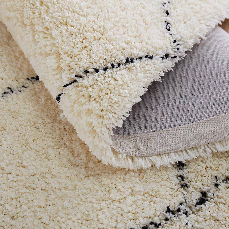 Tapis shaggy rectangle blanc à quadrillage noirs