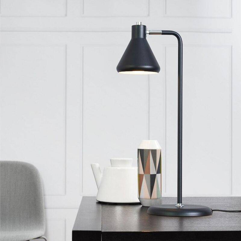 Lampe à poser design à LED avec tube en métal coloré et forme triangulaire Light