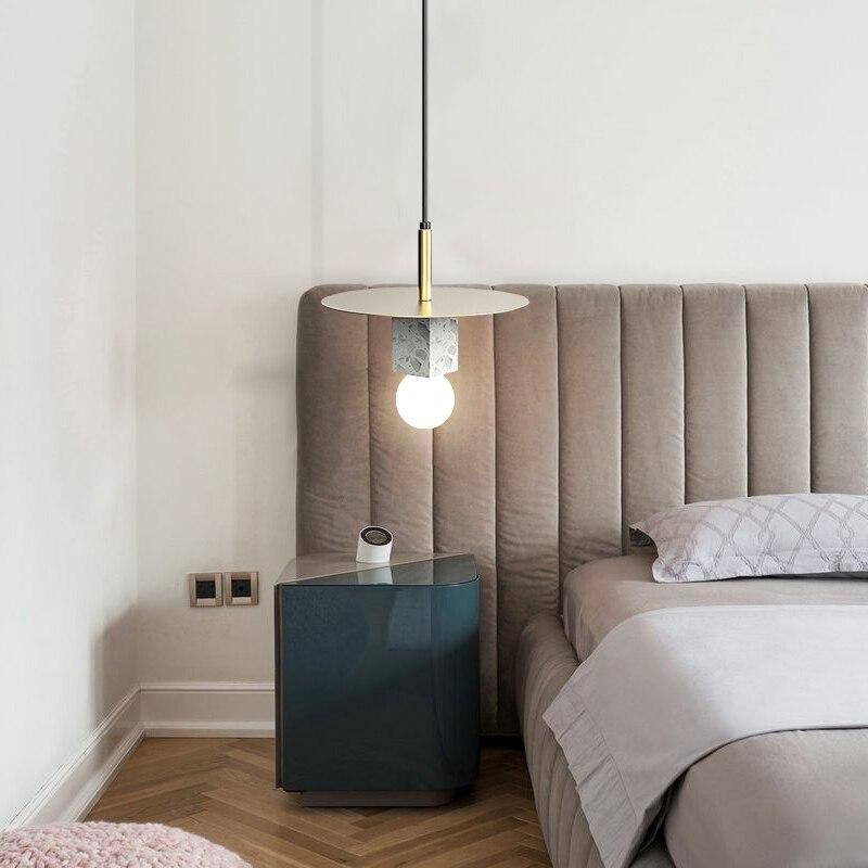 Suspension design LED avec cube en marbre et disque doré