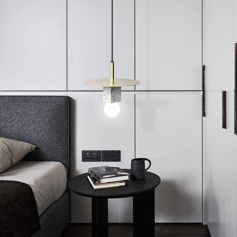 Suspension design LED avec cube en marbre et disque doré