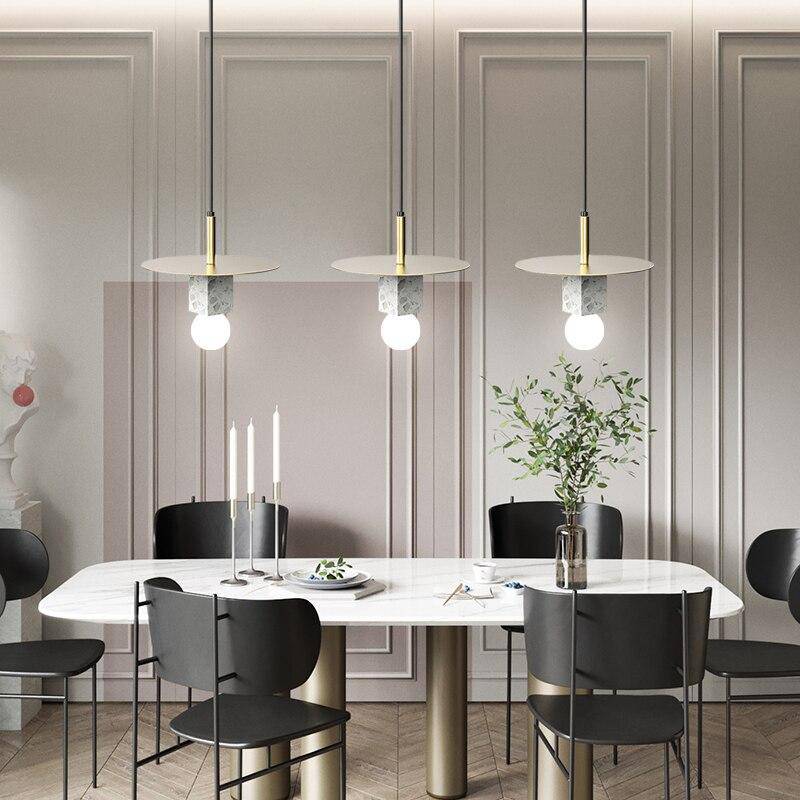 Suspension design LED avec cube en marbre et disque doré