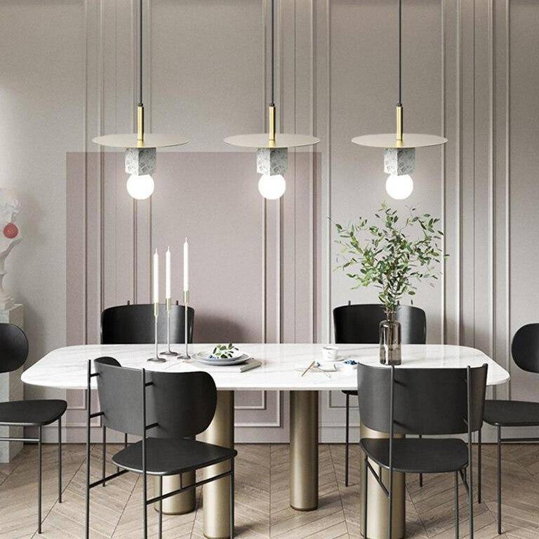 Suspension design LED avec cube en marbre et disque doré