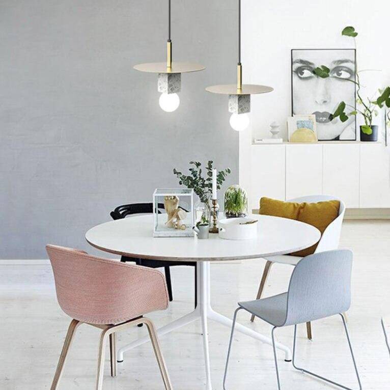 Suspension design LED avec cube en marbre et disque doré