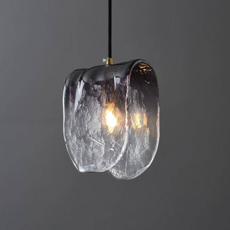 Suspension design LED dorée avec abat-jour en tuile de verre