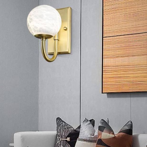 Applique murale design LED avec tige arrondie dorée et boule blanche Luxury