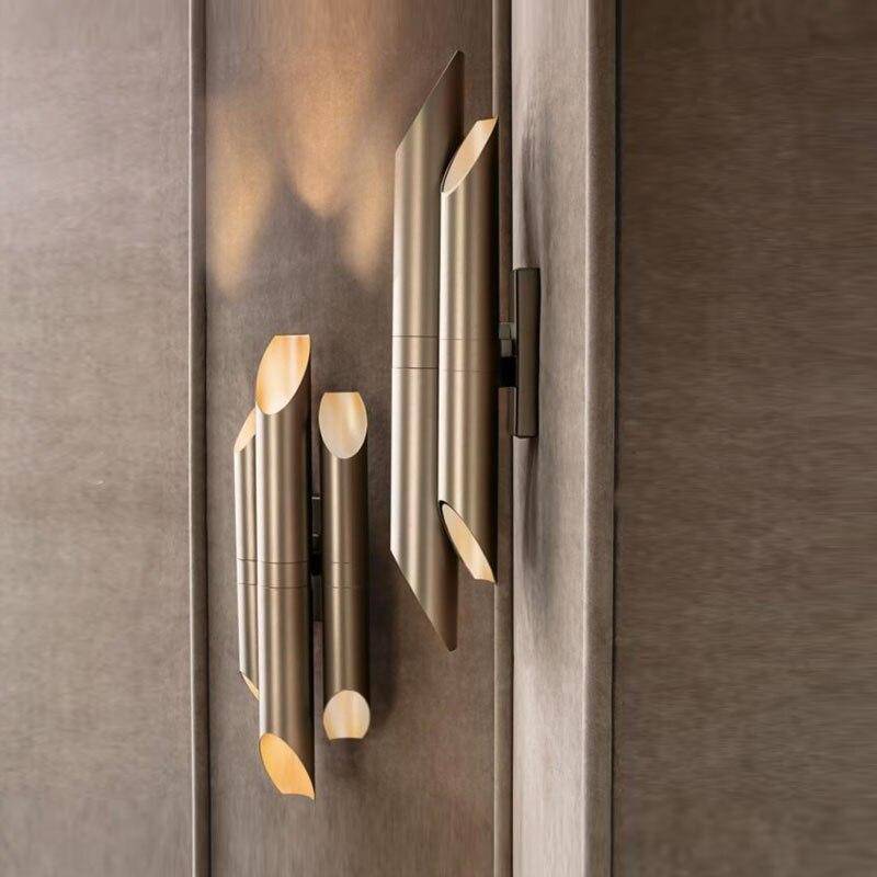 Applique murale LED avec tubes cylindriques dorés