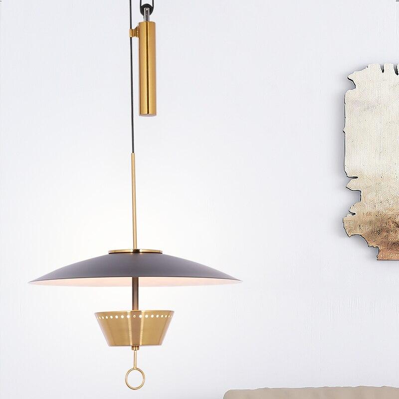 Suspension design LED dorée avec abat-jour chapeau noir