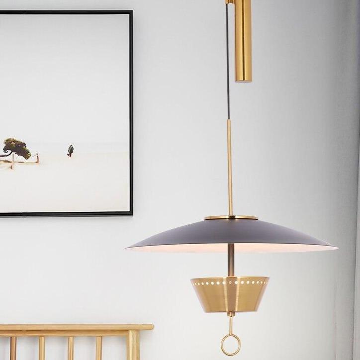 Suspension design LED dorée avec abat-jour chapeau noir